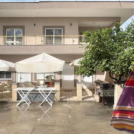 Fatos 1 -apartments Near The Apartment